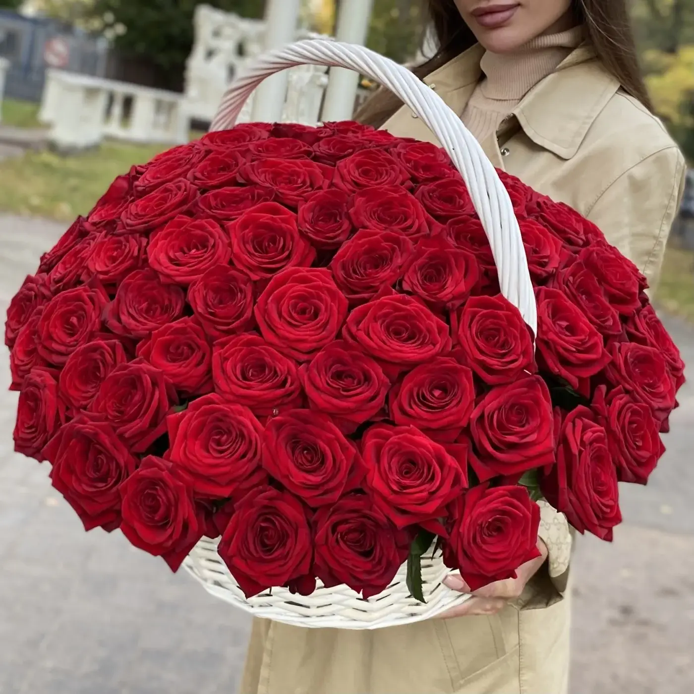 Корзина из 101 красной розы