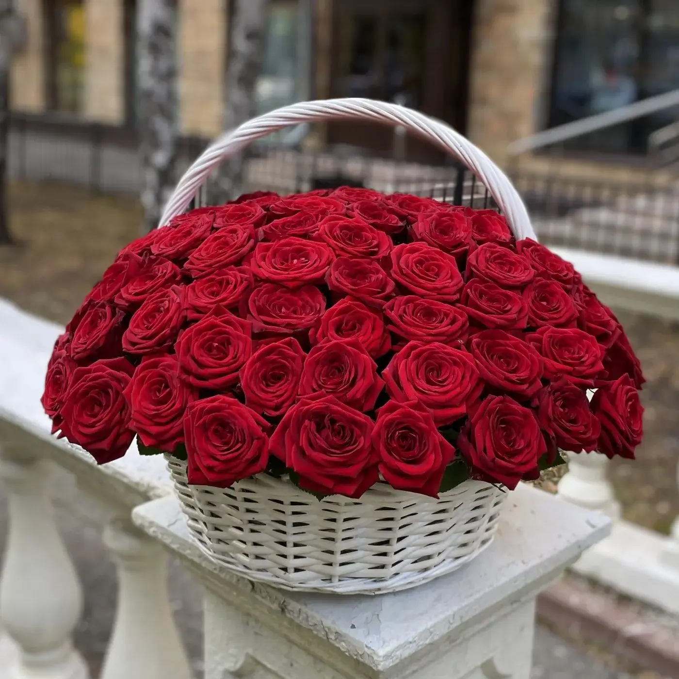 Корзина из 101 красной розы