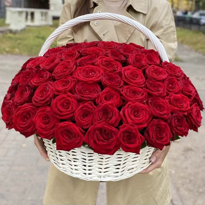 Корзина из 101 красной розы